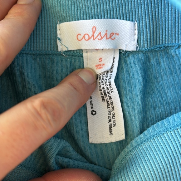 Used workout shorts, stretchable size small. No rips or tears. - Picture 5 of 6